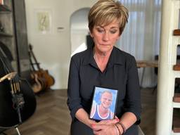 Marjon Herber met een foto van haar zoon Rick.