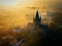 Zien: dronebeelden van de Brabantse natuur die opdoemt uit de mist