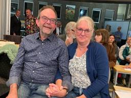 Leon Bronckers en Deborah van der Meere tijdens de raadsvergadering (foto: Tom van den Oetelaar).