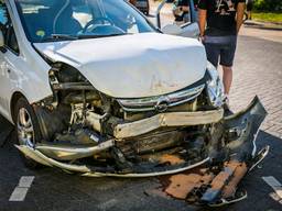 Auto vol in de zijkant geramd, bestuurster raakt gewond
