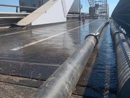 De voeg van de Merwedebrug die wordt bijgeslepen. (Foto: Eva de Schipper)