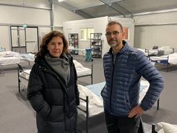 Wethouder Marcelle Hendrickx en Koen Eekhout van Traverse in de daklozenopvang (foto: Omroep Brabant).