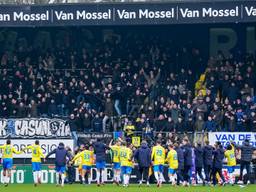 Spelers van RKC Waalwijk vieren de overwinning met supporters. (Foto: Rene Nijhuis/Orange Pictures)