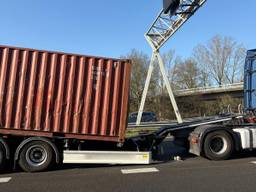 De vrachtwagen met trailer die de verkeersproblemen op de A58 veroorzaakte (foto: Rijkswaterstaat).