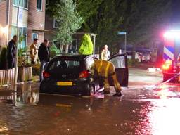 Bewoners zien straat in rivier veranderen