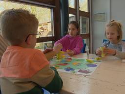 Vince (6) is samen met Saar (6) en Noek (7) druk bezig met het knutselen van een Paashaas (foto: Omroep Brabant).