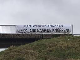 Het spandoek op de viaduct over de A4 bij Hoogerheide.