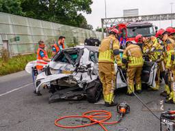 Zwaargewonde uit auto gehaald na kettingbotsing op de A16