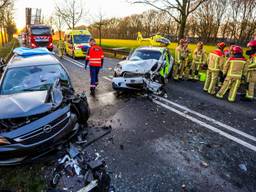 Een ernstig ongeluk, woensdag aan het begin van de avond in Lieshout. Twee auto's botsten frontaal op elkaar. Drie mensen raakten gewond; een hond, die ook in een van de auto's zat, overleefde het ongeval niet.