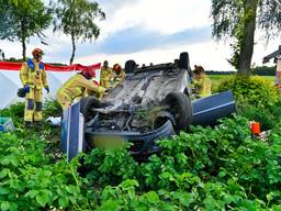 Vrouw belandt met haar auto op de kop in een aardappelveld