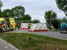 Motorrijder (35) overleden bij botsing, provinciale weg afgesloten