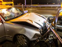 Auto botst tegen punt van vangrail, twee inzittenden gewond naar het ziekenhuis