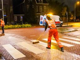 Auto's glijden van spekgladde weg in Eindhoven