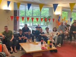Bewoners van de opvang kijken samen naar de EK-wedstrijden van het Oekraïense elftal (foto: Imke van de Laar)