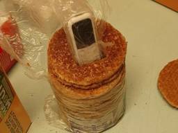 Een telefoon in een pak stroopwafels (foto: Dienst Justitie¨le Inrichtingen).