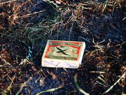 Een luciferdoosje en vuurwerk. Dat vond de brandweer bij het blussen van een stuk rieten berm aan de Hoge Broekstraat in Heeswijk-Dinther.