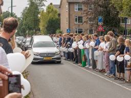 De lijkstoet reed door de woonomgeving van Simo (foto: Caspar Huurdeman Fotografie).
