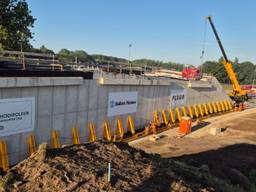 De onderdoorgang bij knooppunt Hooipolder wordt onder de A27 geschoven (foto: Niek de Bruijn).