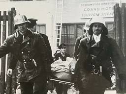Gewonden en overledenen werden uit het hotel gehaald (foto: collectie brandweermuseum Eindhoven)