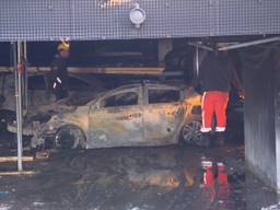 Auto's in de parkeerkelder werden verwoest (foto: Omroep Brabant).