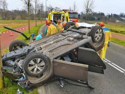 Auto in Bladel over de kop