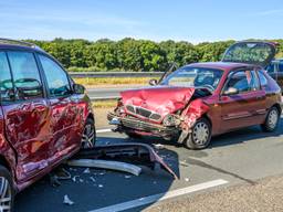 Bestuurder keert op de weg en botst op andere auto