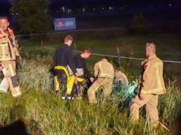 Auto en scooter belanden in het water door ongeluk