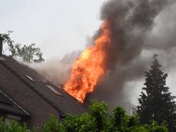 De vlammen sloegen uit het dak in Uden (foto: Kevin Kanters/SQ Vision)