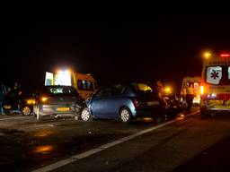 Vanwege het ongeluk op de A58 bij Wouw werd de weg lange tijd afgesloten (foto: Christian Traets/SQ Vision).