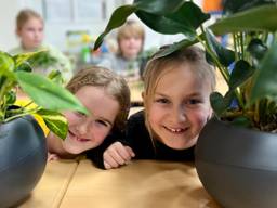 Kinderen van KBS Petrus en Paul met hun planten.