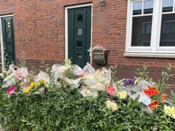 De bloemenzee voor het huis van Jessica en haar dochters (archieffoto).