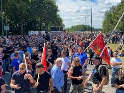 Duizenden demonstrerende boeren bij het RIVM. (Foto: Peter Huting / RTV Utrecht)
