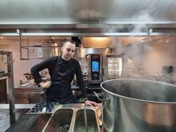 Cas Pikaar in de keuken van zijn sterrenrestaurant in Hilvarenbeek (foto: Collin Beijk).