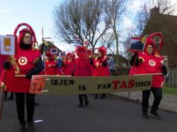 Een loopgroep tijdens de laatste optocht in Oijen in 2019.