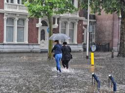 Straten in Brabant stonden dinsdag blank (foto: Toby de Kort/SQ Vision).