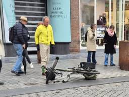 Man met gevallen fiets (foto: Dtv Nieuws).