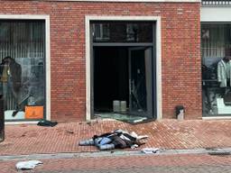 Ramkraak op kledingwinkel in Helmond, dieven verliezen buit