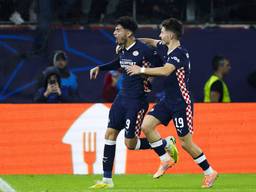 Ricardo Pepi viert samen met Esmir Bajraktarevic de gelijkmaker tegen Olympiakos (Foto: ANP)