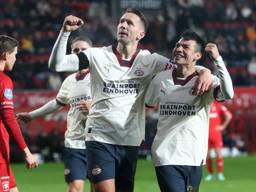 Lozano en De Jong vieren de tweede PSV-treffer (foto: ANP). 