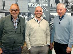 Clubicoon Erick de Roon, voorzitter Thijs Kramer en archivaris Mari van Ee (Foto: Leon Voskamp).