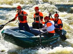 Hanne Geurts en Kiki Roeling (bovenste twee) in een team van Forward Motion (foto: Patrick Spel).