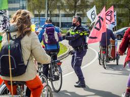 Fietsende actievoerders leggen rotonde in Eindhoven plat