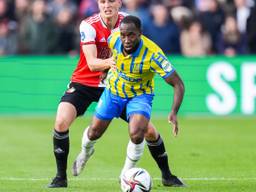 Vurnon Anita knokt zich voorbij Feyenoord-middenvelder Guus Til (foto: Orange Pictures).