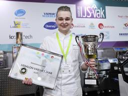 Jeffrey Claasen wint met zijn ijscoupe Cherry Blossom de titel De Gouden IJscreatie 2020.