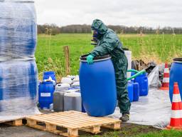 Gedumpt drugsafval langs het Klein Overveldsepad in Breda (archieffoto: Tom van der Put/SQ Vision).