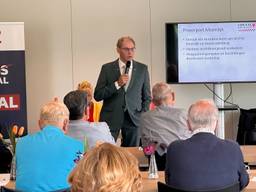Fractievoorzitter Hubert Koevoets spreekt de leden van Lokaal Brabant toe (foto: Jan Peels)