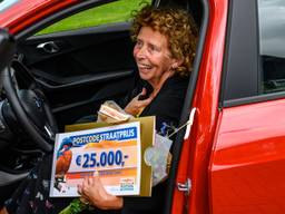 Dubbelslag voor Marianne met geldprijs én een auto (Foto: Postcode Loterij).