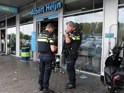 Agenten voor de Albert Heijn aan de Dalempromenade in Tilburg (foto: Toby de Kort/SQ Vision).