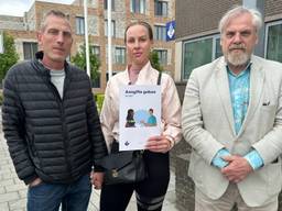 Bart en Leonie Hülters met advocaat Peter Schouten (r).