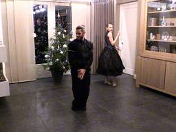 Twee dansers van het Scapino Ballet treden op in de woonkamer. (Foto: Omroep Brabant)